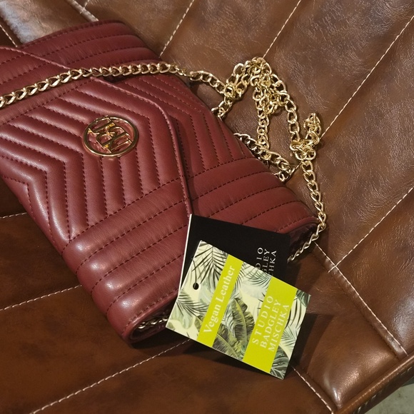 NWT 🐻‍❄Badgley Mischka Burgundy Quilted Chain Crossbody W/ Bagcharm Cardholder - Picture 3 of 9